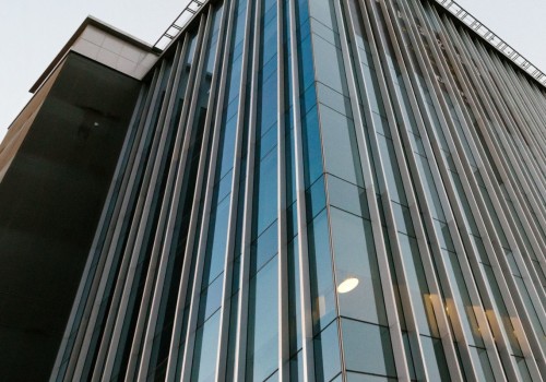 Hoe maak je hoogbouw glas schoon?